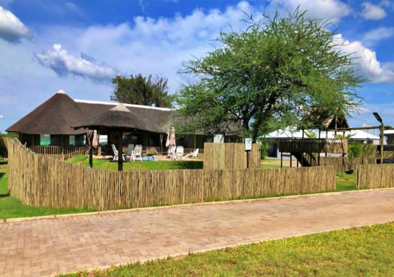 קסנה Tlou Safari Lodge מראה חיצוני תמונה